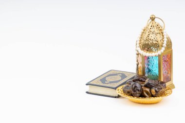 Fener, tarihler, Kur'an ve tespih seçici odak ve kırpma parçası ile beyaz arka plan üzerinde. Ramazan, din ve kopya alanı kavramı