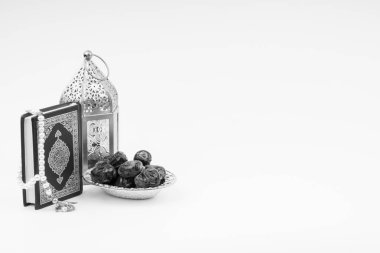 Seçici odak ve kırpma parçası ile beyaz arka plan üzerinde Fener, Tarihler, Kur'an ve Tespih. Ramazan, Din ve Kopya alanı kavramı. Siyah Beyaz kavramı