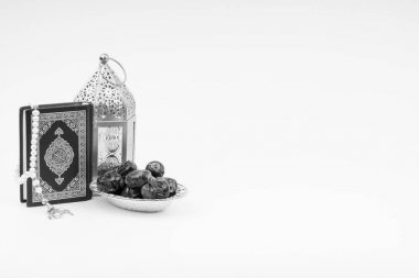 Seçici odak ve kırpma parçası ile beyaz arka plan üzerinde Fener, Tarihler, Kur'an ve Tespih. Ramazan, Din ve Kopya alanı kavramı. Siyah Beyaz kavramı