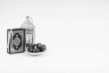 Seçici odak ve kırpma parçası ile beyaz arka plan üzerinde Fener, Tarihler, Kur'an ve Tespih. Ramazan, Din ve Kopya alanı kavramı. Siyah Beyaz kavramı
