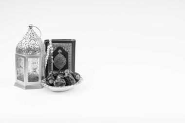 Seçici odak ve kırpma parçası ile beyaz arka plan üzerinde Fener, Tarihler, Kur'an ve Tespih. Ramazan, Din ve Kopya alanı kavramı. Siyah Beyaz kavramı