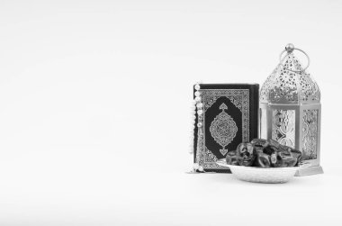 Seçici odak ve kırpma parçası ile beyaz arka plan üzerinde Fener, Tarihler, Kur'an ve Tespih. Ramazan, Din ve Kopya alanı kavramı. Siyah Beyaz kavramı