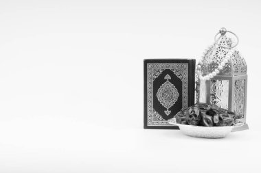 Seçici odak ve kırpma parçası ile beyaz arka plan üzerinde Fener, Tarihler, Kur'an ve Tespih. Ramazan, Din ve Kopya alanı kavramı. Siyah Beyaz kavramı