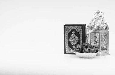 Seçici odak ve kırpma parçası ile beyaz arka plan üzerinde Fener, Tarihler, Kur'an ve Tespih. Ramazan, Din ve Kopya alanı kavramı. Siyah Beyaz kavramı