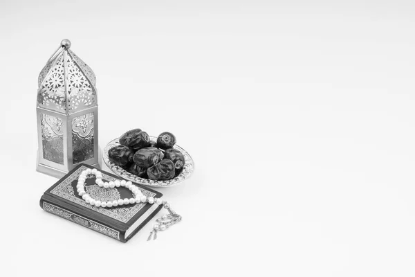 Laterne Datteln Koran Und Rosenkranz Auf Weißem Hintergrund Mit Selektivem — Stockfoto
