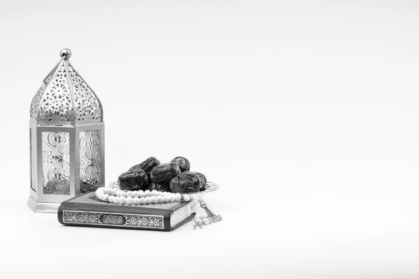 Laterne Datteln Koran Und Rosenkranz Auf Weißem Hintergrund Mit Selektivem — Stockfoto