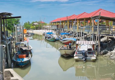 Kuala Selangor, Malezya - 19 Mayıs 2019 : Jeram, Kuala Selangor'da tekneler için balıkçı köyü ve iskele. Seçici odaklama