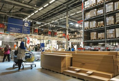 Damansara, Malezya - 1 Mayıs 2019 : Malezya'daki Ikea Damansara mağazasının iç görünümü. Seçici odaklama