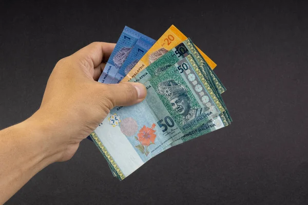 マレーシアリンギットミル通貨紙幣を手に持つ 選択フォーカス — ストック写真