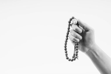 El siyah ve beyaz bir Müslüman tespih boncuk veya Tesbih tutan. Kopya alanı ve seçici odak 