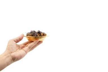 El tutarak kurutulmuş hurma meyve beyaz izole. Seçici odaklama