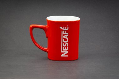 Kuala Lumpur, Malezya - 03 Temmuz 2019 : Koyu arka planda promosyon kırmızı Nescafe kupa. Seçici odaklama