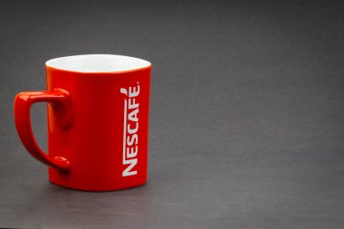 Kuala Lumpur, Malezya - 03 Temmuz 2019 : Koyu arka planda promosyon kırmızı Nescafe kupa. Seçici odaklama