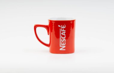 Kuala Lumpur, Malezya - 03 Temmuz 2019: Beyaz arka plan üzerine promosyon kırmızı Nescafe kupa. Seçici odaklama