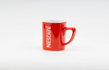 Kuala Lumpur, Malezya - 03 Temmuz 2019: Beyaz arka plan üzerine promosyon kırmızı Nescafe kupa. Seçici odaklama