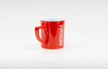 Kuala Lumpur, Malezya - 03 Temmuz 2019: Beyaz arka plan üzerine promosyon kırmızı Nescafe kupa. Seçici odaklama