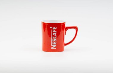 Kuala Lumpur, Malezya - 03 Temmuz 2019: Beyaz arka plan üzerine promosyon kırmızı Nescafe kupa. Seçici odaklama