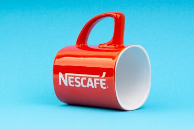 Kuala Lumpur, Malezya - 03 Temmuz 2019: Mavi arka plan üzerine promosyon kırmızı Nescafe kupa. Seçici odaklama