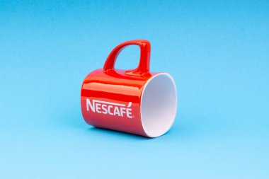 Kuala Lumpur, Malezya - 03 Temmuz 2019: Mavi arka plan üzerine promosyon kırmızı Nescafe kupa. Seçici odaklama