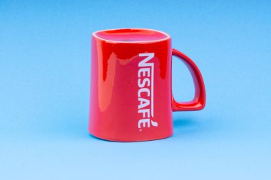 Kuala Lumpur, Malezya - 03 Temmuz 2019: Mavi arka plan üzerine promosyon kırmızı Nescafe kupa. Seçici odaklama