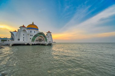 Kuala Lumpur, Malezya - 24 Haziran 2019: Malakka Boğazı Camii veya MescidSel'in üzerinde güzel gün batımı. Seçici odaklama