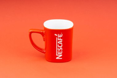 Kuala Lumpur, Malezya - 24 Haziran 2019: Kırmızı Nescafe kupa kırmızı arka plan üzerinde izole. Seçici odaklama