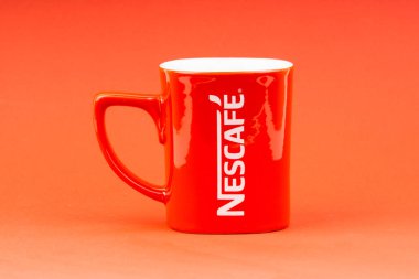 Kuala Lumpur, Malezya - 24 Haziran 2019: Kırmızı Nescafe kupa kırmızı arka plan üzerinde izole. Seçici odaklama