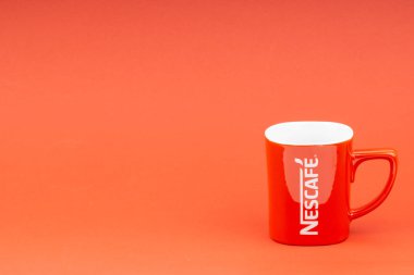 Kuala Lumpur, Malezya - 24 Haziran 2019: Kırmızı Nescafe kupa kırmızı arka plan üzerinde izole. Seçici odaklama