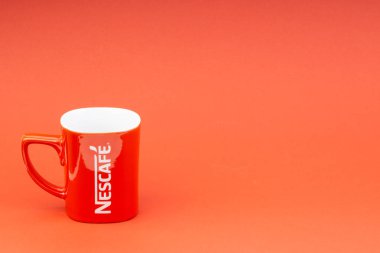 Kuala Lumpur, Malezya - 24 Haziran 2019: Kırmızı Nescafe kupa kırmızı arka plan üzerinde izole. Seçici odaklama