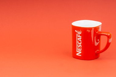 Kuala Lumpur, Malezya - 24 Haziran 2019: Kırmızı Nescafe kupa kırmızı arka plan üzerinde izole. Seçici odaklama