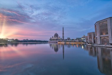 Putrajaya, Malezya, 18 Haziran 2019 : Sis ve kötü havalarda Putra Camii veya Mescid-i Putra Putrajaya Malezya'da gün batımını siluetler görünümü. Seçici odaklama