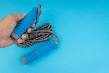 Mavi arka planda izole edilmiş ip atlama veya ip atlama. Seçici odaklama ve kırpma parçası