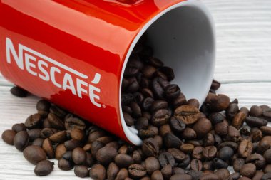 Kuala Lumpur, Malezya - 03 Temmuz 2019: Ahşap arka planda promosyon kırmızı Nescafe kupa. Seçici odaklama