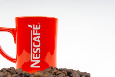 Kuala Lumpur, Malezya - 03 Temmuz 2019: Beyaz arka plan üzerine promosyon kırmızı Nescafe kupa. Seçici odaklama