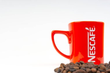 Kuala Lumpur, Malezya - 03 Temmuz 2019: Beyaz arka plan üzerine promosyon kırmızı Nescafe kupa. Seçici odaklama