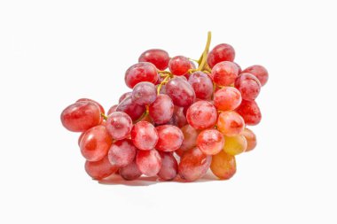 Beyaz üzerine izole edilmiş kırmızı üzüm.