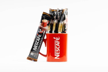 Kuala Lumpur, Malezya - 2 Temmuz 2019: Beyaz arka planda Nescafe kupa ile anlık Intenso Nescafe kahve sachet. Seçici odaklama