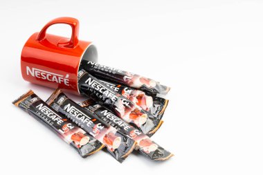 Kuala Lumpur, Malezya - 2 Temmuz 2019: Beyaz arka planda Nescafe kupa ile anlık Intenso Nescafe kahve sachet. Seçici odaklama