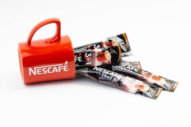 Kuala Lumpur, Malezya - 2 Temmuz 2019: Beyaz arka planda Nescafe kupa ile anlık Intenso Nescafe kahve sachet. Seçici odaklama