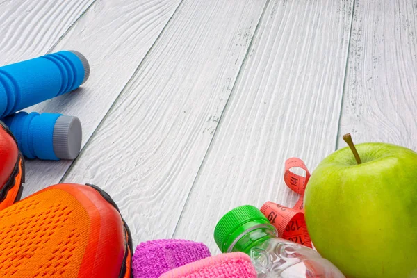 Üst veya düz havlu, su, elma meyve, spor ayakkabı ve ahşap arka plan üzerinde kopya alanı ile ip atlama görünümü yatıyordu. Sağlıklı bir kavram. Seçici odaklama.