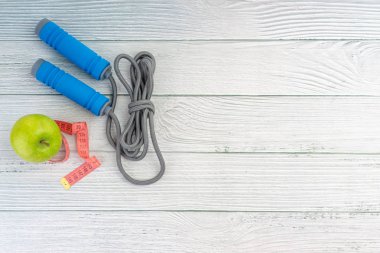 Üst veya düz elma meyve görünümü yatıyordu ve ahşap arka plan üzerinde kopya alanı alanı ile ip atlama. Sağlıklı bir kavram. Seçici odaklama.