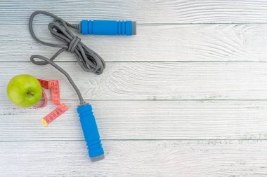 Üst veya düz elma meyve görünümü yatıyordu ve ahşap arka plan üzerinde kopya alanı alanı ile ip atlama. Sağlıklı bir kavram. Seçici odaklama.