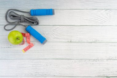 Üst veya düz elma meyve görünümü yatıyordu ve ahşap arka plan üzerinde kopya alanı alanı ile ip atlama. Sağlıklı bir kavram. Seçici odaklama.