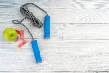 Üst veya düz elma meyve görünümü yatıyordu ve ahşap arka plan üzerinde kopya alanı alanı ile ip atlama. Sağlıklı bir kavram. Seçici odaklama.