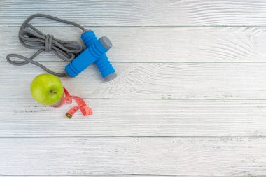 Üst veya düz elma meyve görünümü yatıyordu ve ahşap arka plan üzerinde kopya alanı alanı ile ip atlama. Sağlıklı bir kavram. Seçici odaklama.