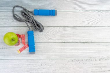 Üst veya düz elma meyve görünümü yatıyordu ve ahşap arka plan üzerinde kopya alanı alanı ile ip atlama. Sağlıklı bir kavram. Seçici odaklama.