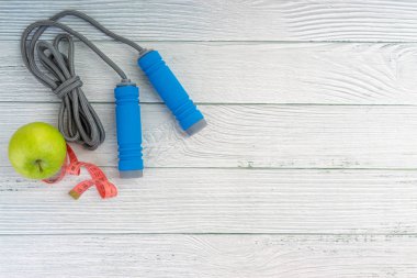 Üst veya düz elma meyve görünümü yatıyordu ve ahşap arka plan üzerinde kopya alanı alanı ile ip atlama. Sağlıklı bir kavram. Seçici odaklama.