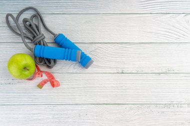 Üst veya düz elma meyve görünümü yatıyordu ve ahşap arka plan üzerinde kopya alanı alanı ile ip atlama. Sağlıklı bir kavram. Seçici odaklama.