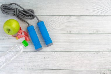 Üst veya düz elma meyve görünümü yatıyordu ve ahşap arka plan üzerinde kopya alanı alanı ile ip atlama. Sağlıklı bir kavram. Seçici odaklama.