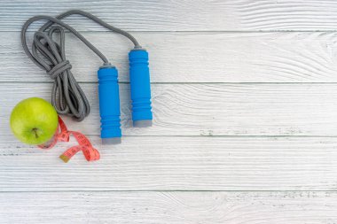 Üst veya düz elma meyve görünümü yatıyordu ve ahşap arka plan üzerinde kopya alanı alanı ile ip atlama. Sağlıklı bir kavram. Seçici odaklama.